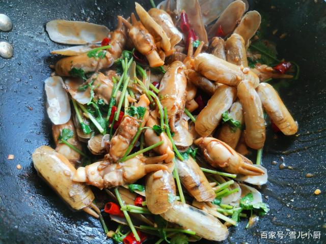這個海鮮被稱作“小人仙”，肉質肥美，用這個方法做，一盤不夠吃
